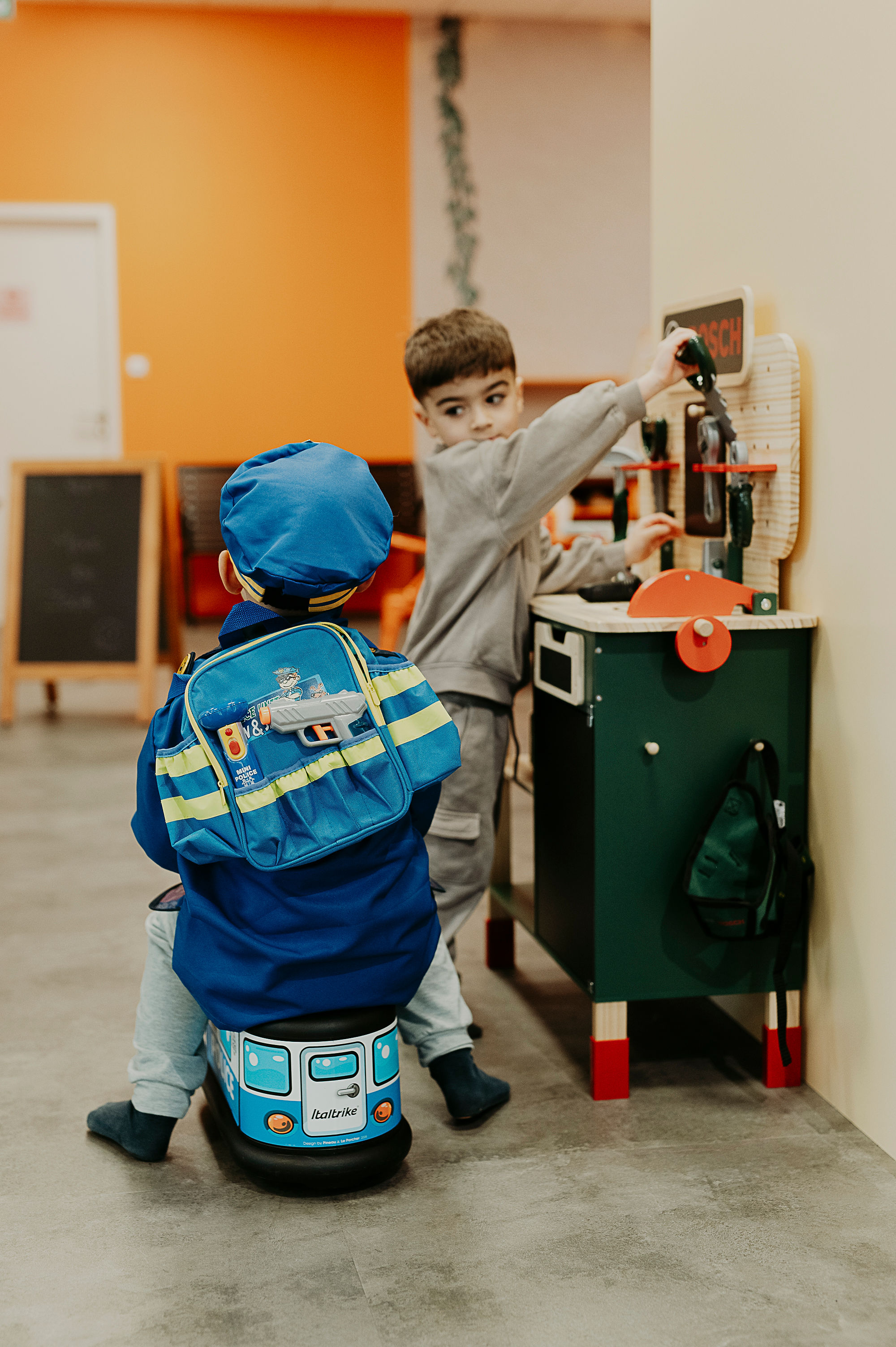 Enfants jouant ensemble à Palomano